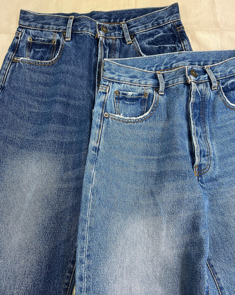 蛍光灯の元撮影　左：Indigo　右：Light Blue