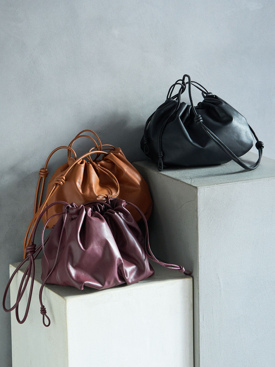 ドローストリングレザーショルダーバッグ | Lazo_N33°（ラソエヌ