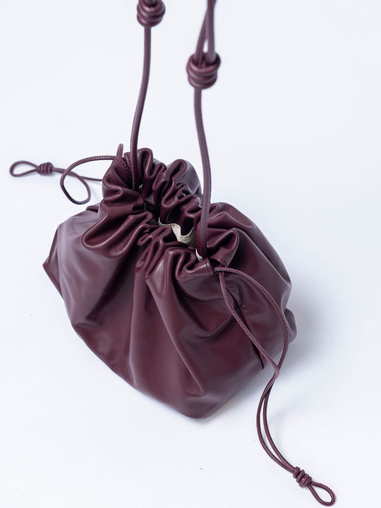 ドローストリングレザーショルダーバッグ ディティール| Lazo_N33°（ラソエヌサーティスリー）の公式通販