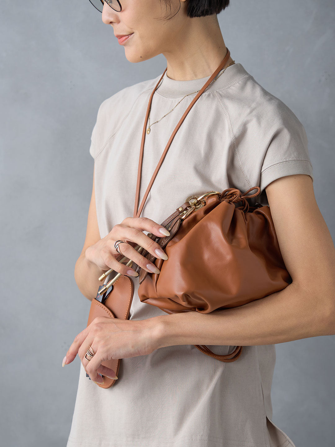 ドローストリングレザーショルダーバッグ | Lazo_N33°（ラソエヌ