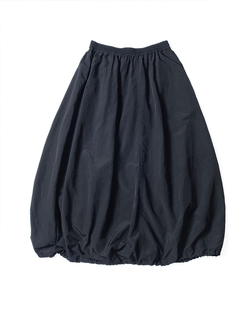 裾を広げた状態　Black