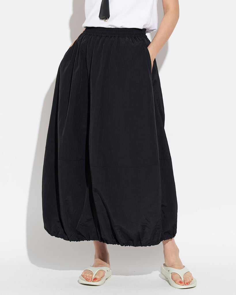 裾を広げた状態　Model：168cm　着用サイズ：F　