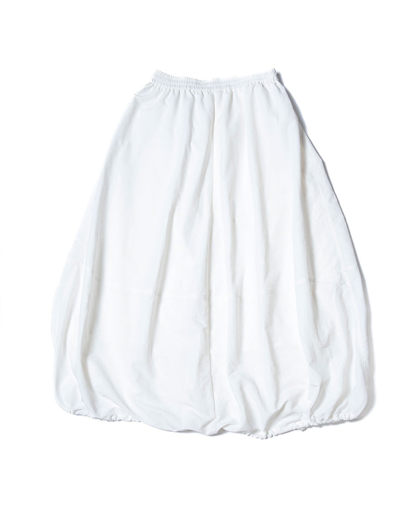 裾を広げた状態　White