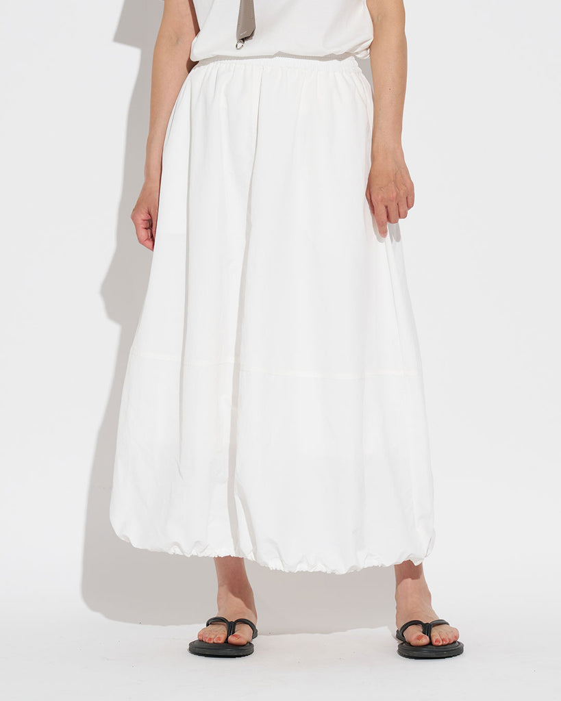 裾を広げた状態　Model：168cm　着用サイズ：F　