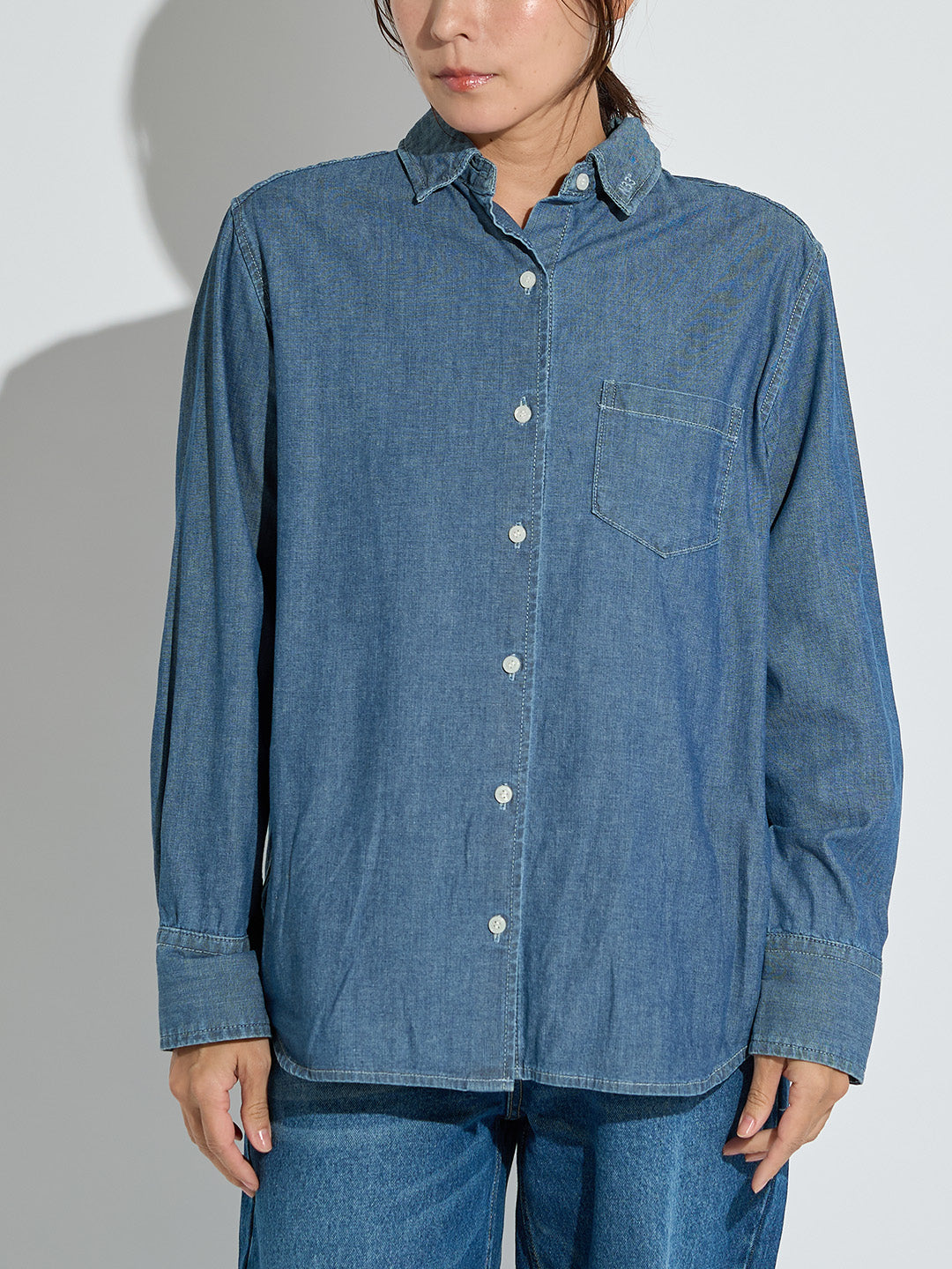 シャンブレーデニムシャツ | Lazo_N33°（ラソエヌサーティスリー）の