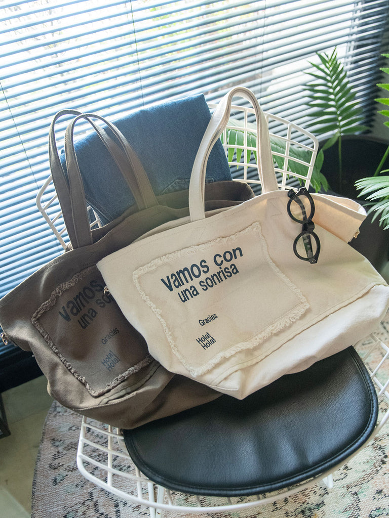 左：Khaki　右：Ecru