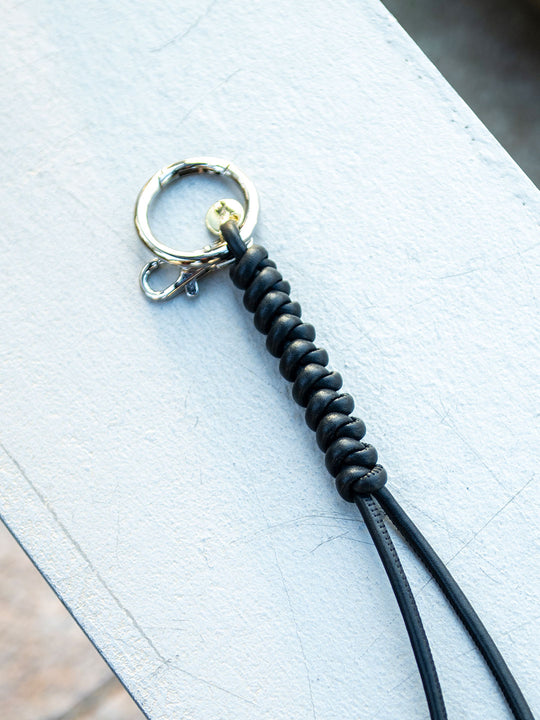 スネークノットチャーム ディティール| Lazo_N33°（ラソエヌサーティスリー）の公式通販