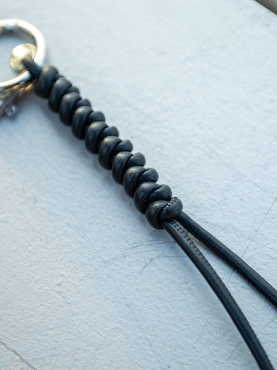 スネークノットチャーム ディティール| Lazo_N33°（ラソエヌサーティスリー）の公式通販