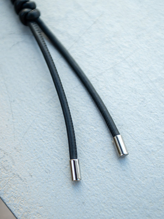 スネークノットチャーム ディティール| Lazo_N33°（ラソエヌサーティスリー）の公式通販