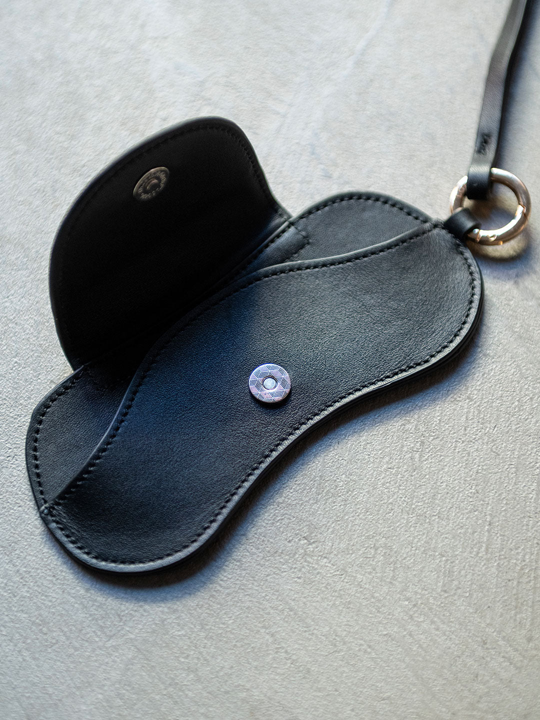 レザーグラスケースホルダー | Lazo_N33°（ラソエヌサーティスリー）の