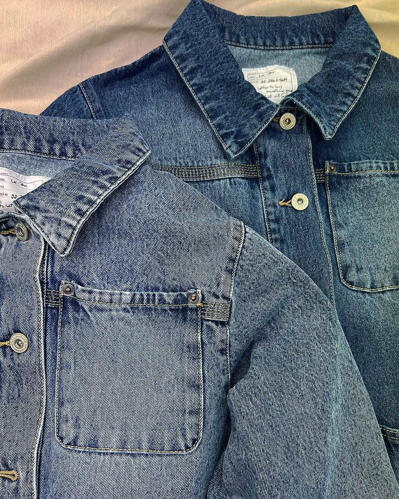 蛍光灯の下で携帯で撮影
右：Light Blue 左：Indigo