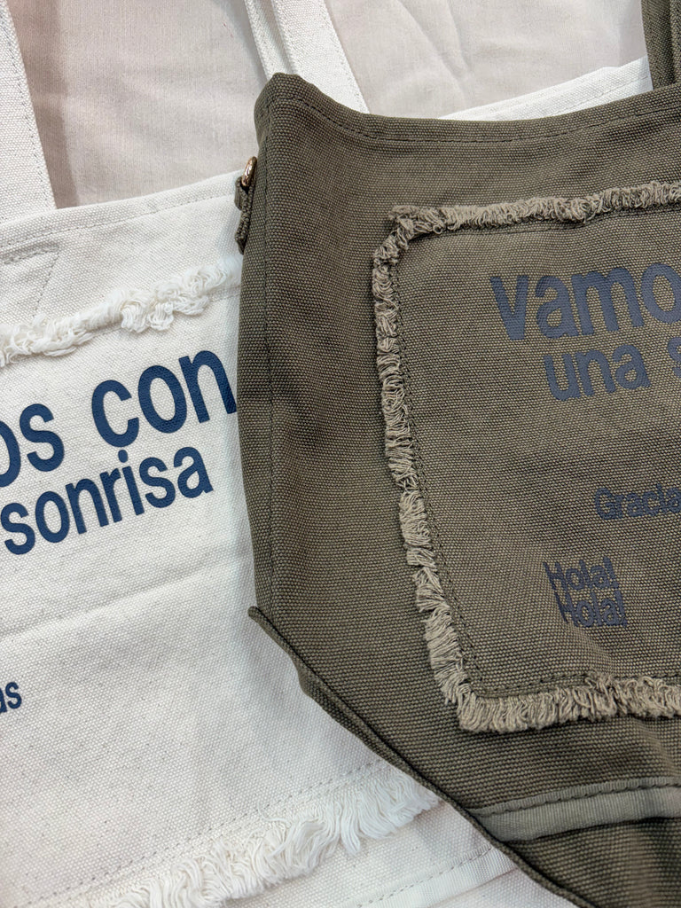 携帯で蛍光灯の下で撮影　右：Ecru　左：Khaki